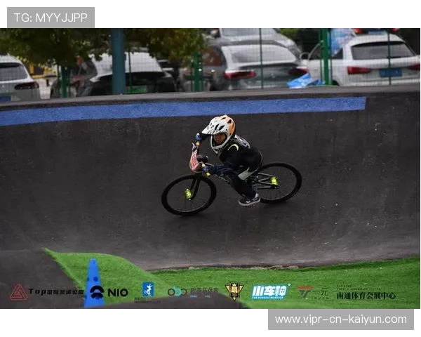 自行车选手在泥地赛中展现非凡技巧